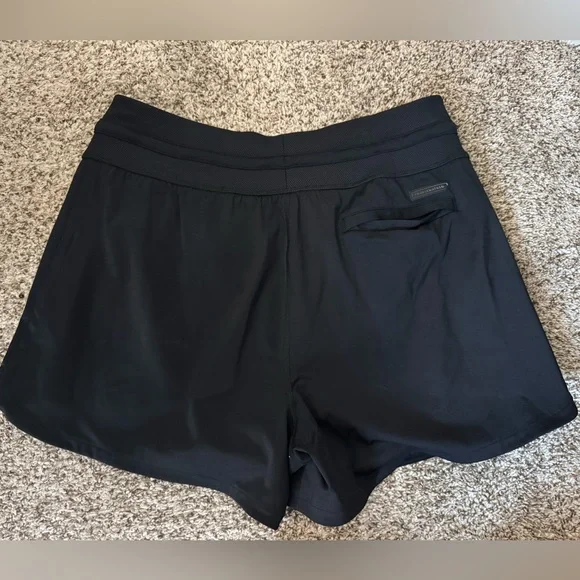 Travis Mathew women’s shorts - Picture 2 of 3